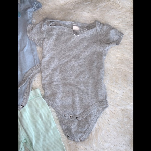 4-Baby clothes . 2(0-3 Months and 2(3-6 Months - Picture 6 of 9